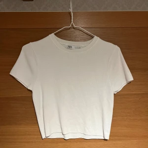 Vit ribbad topp från Zara - Säljer en lite finare T-shirt från Zara. Den är tjock i matrialet och jätteskön. Står att den är stolek L (jätteknasigt) eftersom den är som en xs🌸 säljer pga att den tyvärr är för liten. 30kr + frakt🌸