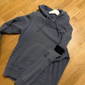 Mörkgrå Stone island hoodie med svart patch - GARDEROBSRENSNING Cond 8/10 SIZE M 
