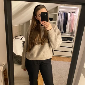 Beige stickad tröja - Säljer en mysig beige stickad tröja med rund hals och långa ärmar🥰 Öppen för pris förslag❣️
