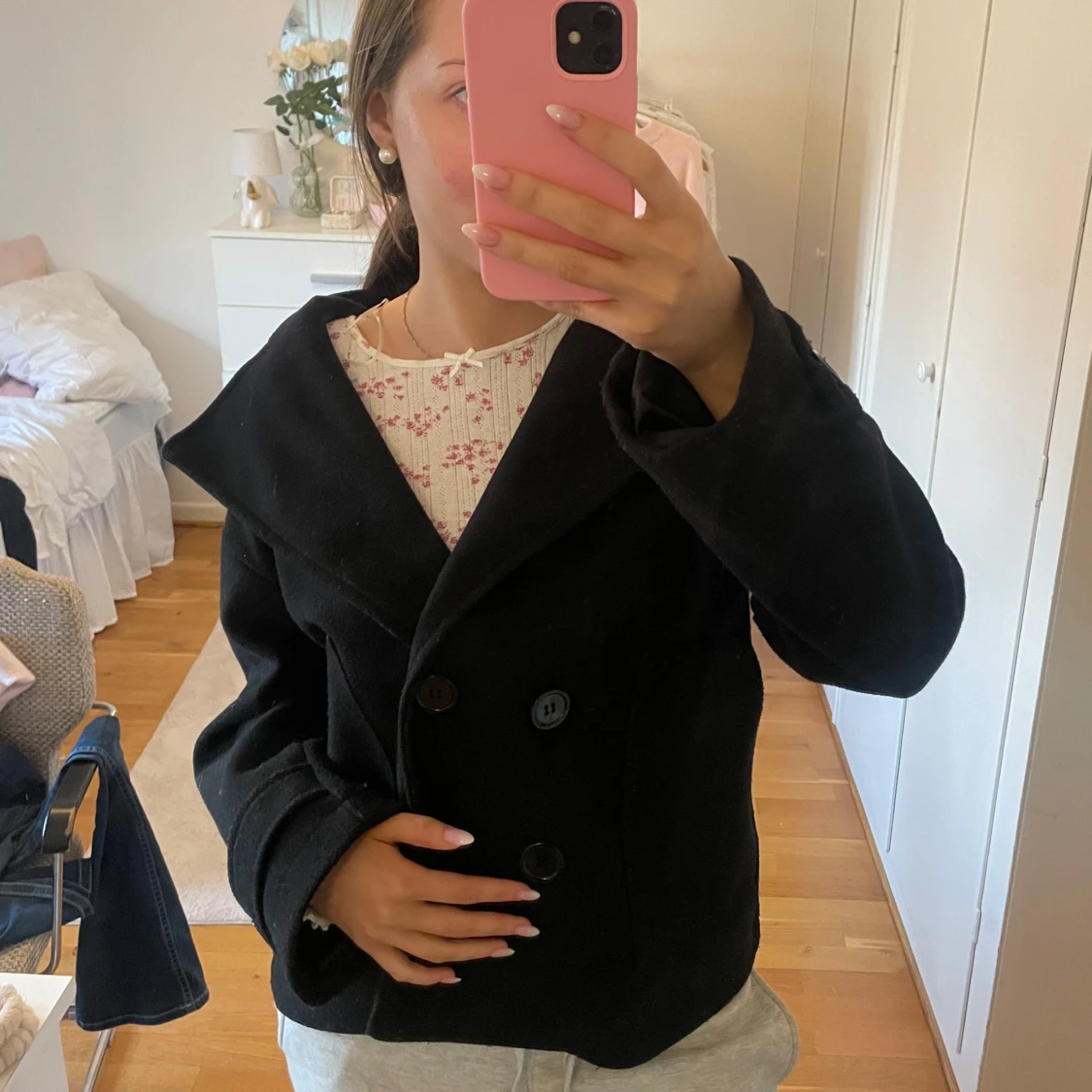 Svart kappa med knappar - 3