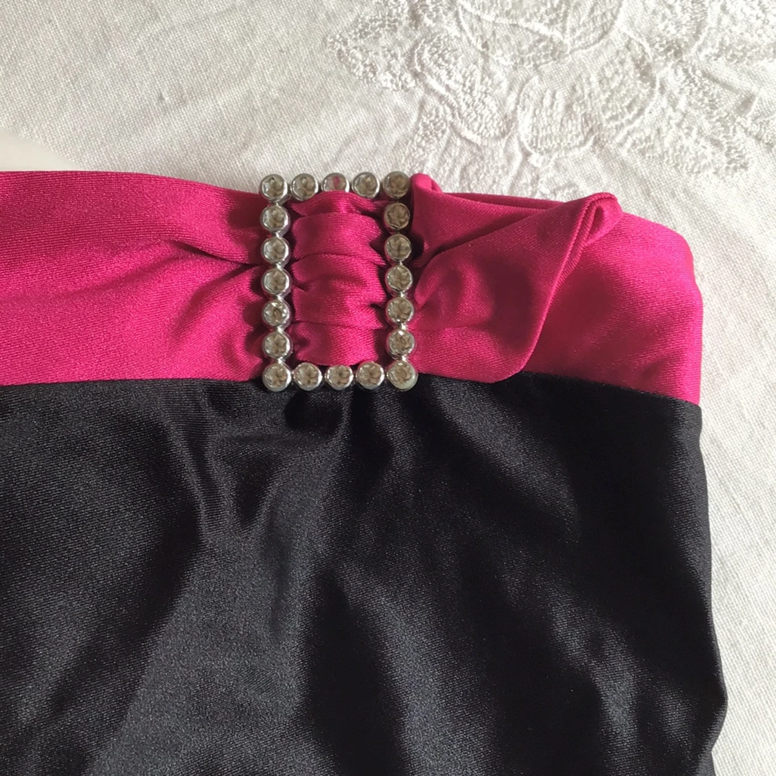 Svart och rosa tubtopp med strassdetalj