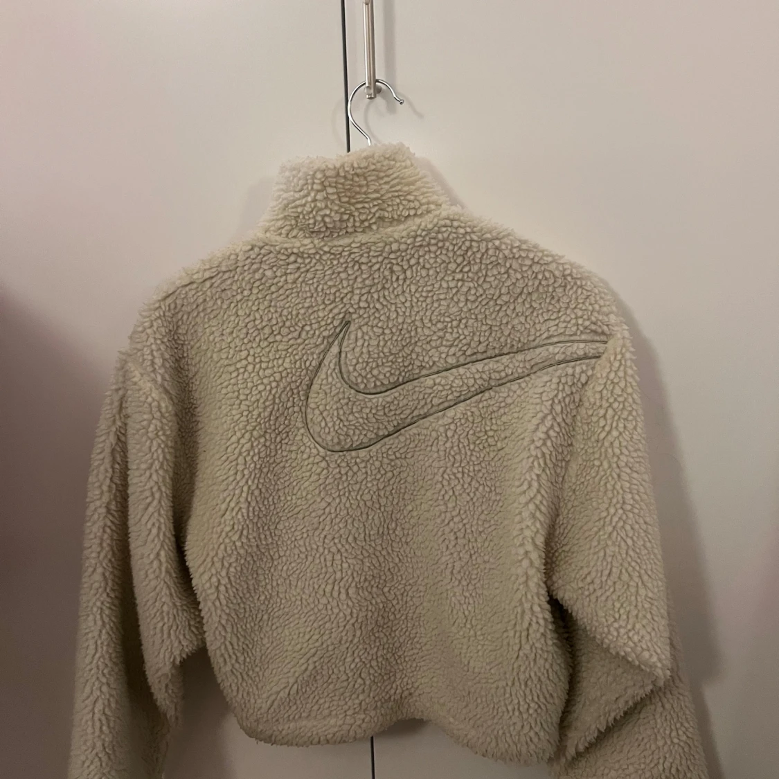 Beige teddyjacka från Nike - 2