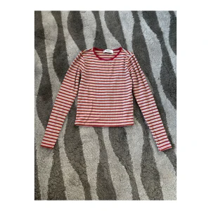 Randig tröja i strl S - Ribbad, randig tröja i storlek S. Har lite vintage-stil. Använd, men i bra skick. SAMFRAKTAR om du köper flera varor samtidigt! 📦