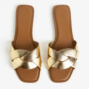 Guldiga sandaler från H&M i strl 38, endast använda en gång 🫶🏼 Slutsålda på hemsidan köptes för 249kr
