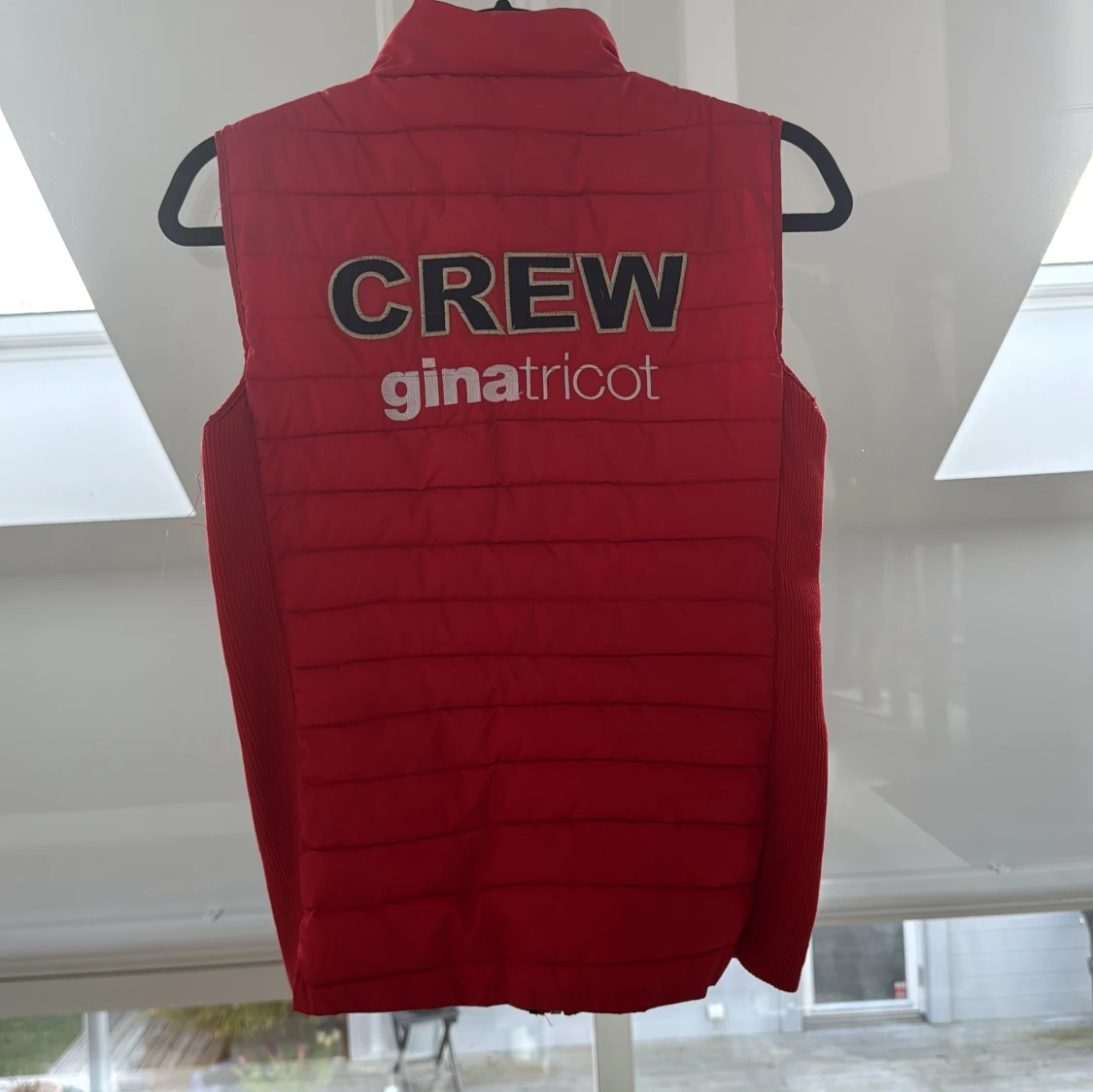 Röd dunväst från Gina Tricot