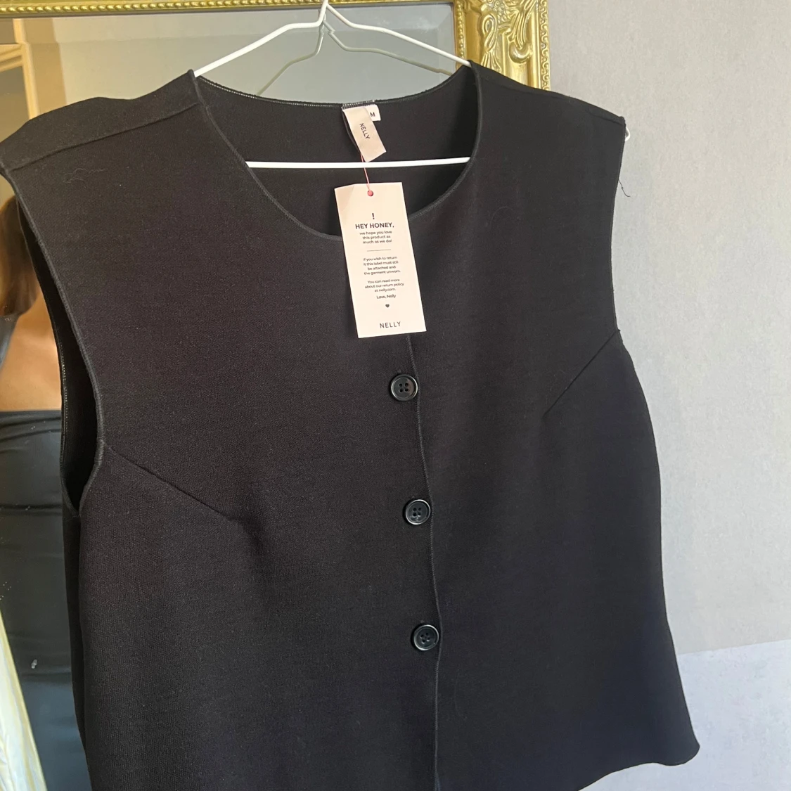 Svart väst med knappar - 1