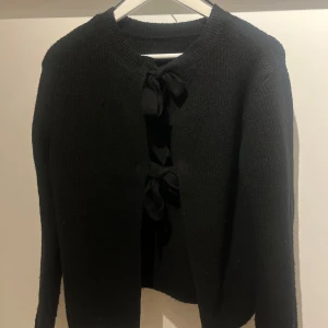 Svart stickad kofta med rosetter🤍 - Svart stickad kofta med rosetter! Knappt använd🤍