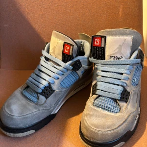 Jordan 4 university blue 40,5 - Ett par klassiska Air Jordan 4 i en snygg ljusblå färg m org kartong Skorna har den ikoniska designen som gjort Air Jordan till en favorit bland sneaker-entusiaster. Färgen har med tiden blivit lite grå och tecken på användning syns.,Går kanske att fixa fram lite blåare nyans om man vill. Dom har använts en del men också rengjorts och även varit inlämnade på sneakertvätt. Dock har dom använts efter det. Ny pris cirka 5000 som jag minns det. Kom gärna med eget prisförslag! 