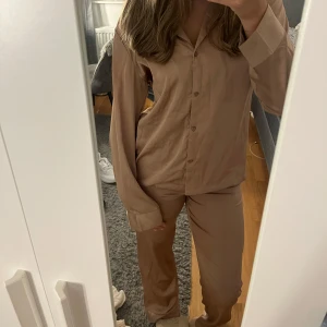 Silkes pyjamas  - Jättefin silkes pyjamas som tyvärr inte passar längre! Andvänd fåtal gånger! 💗💗💗