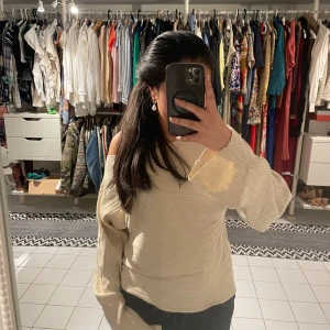 Beige ribbad tröja från Zara - Säljer en sååå snygg asymmetrisk beige tröja från Zara med knappar på ärmarna! Storlek M💛