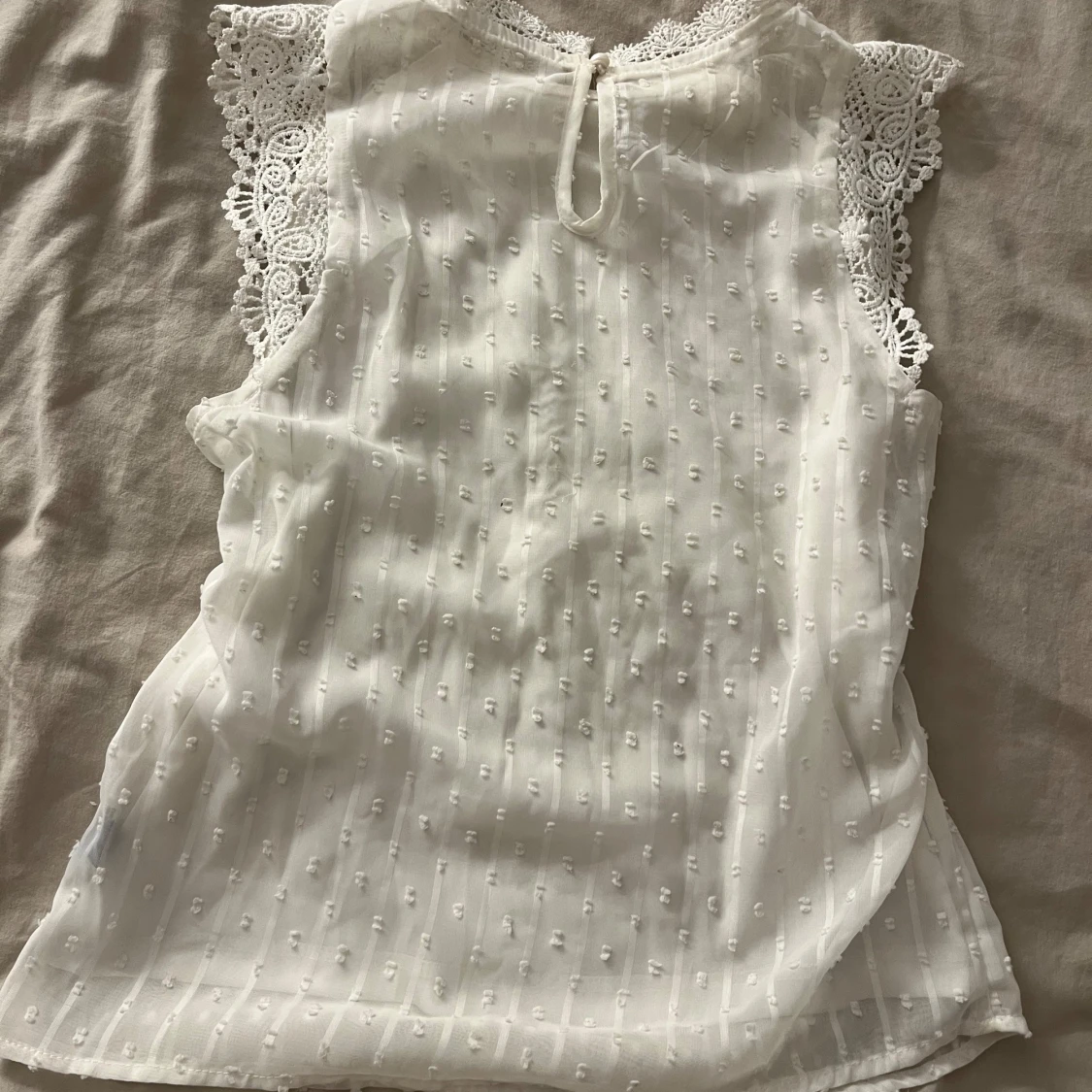 Vit blus med spetsdetaljer - 3