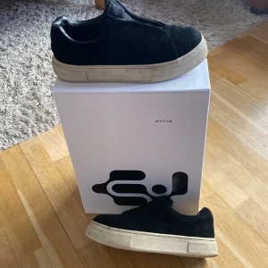 Eytys Doja | 41 - ‼️Svarta Mockaskor från Eytys‼️    Märke: Eytys 🏷️    Storlek: 41📏    Passform: True to size 📌    Skick: ⭐️6.5/10, använt skick - lagad med klisterlappar i hälarna⭐️    Fraktar: Inom 1 dag 📦   Nypris: ca 2000 kr💸