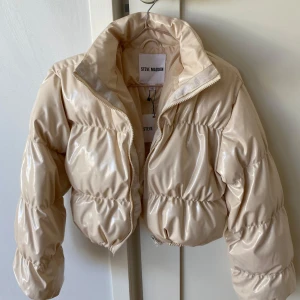  pufferjacka - Jacka från Steve madden. Prislapp kvar på plagget!  Jackan är kort och har en glansig yta. Den är aldrig använd, men däremot har jackan fått några skav märken då den legat och skavt mot andra jackor, (lagt in bild på det.) Utövet det så är jackan helt felfri och inte använd ☺️
