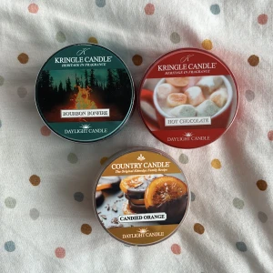 Doftljus  - Doftljus från olika märken varav ett av tre ljus har tänts. Det är Hot chocolate (Kringle Candle), Bourbon Bonfire (Kringle Candle) och Candied Orange (Country candle) 
