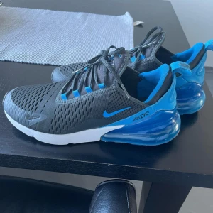 Nike Air Max 270 i svart och blå - 270s svarta och blåa Herr storlek 43 eller 27.5cm. Har änvand dom runt 10-15 gånger. Äkta köptefrån zalando. Luft erfarenhet finns.