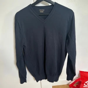 V RINGAD TRÖJA FRÅN MASSIMO DUTTI - Säljer en mörkblå v ringad tröja från massimo dutti. Perfekt tröja för sommaren/ våren. Skick 8/10. Skriv om ni har fler frågor och gå in och kolla på profilen, säljer allt möjligt från garderoben.😃