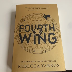 Fourth Wing - Säljer boken 'Fourth Wing' av Rebecca Yarros. Perfekt bok för fantasyälskare! Priset är diskuterbart, kolla gärna in min profil för fler böcker så får du ett billigare pris vid köp av fler💘köpt för ca 250kr