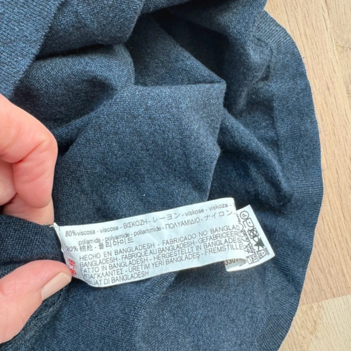 Svart v-ringad tröja från Zara Man - 2