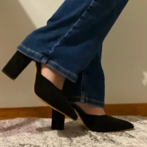 Svarta pumps med knytband - Super fina klack skor, har aldrig använt och perfekt till ett par jeans.