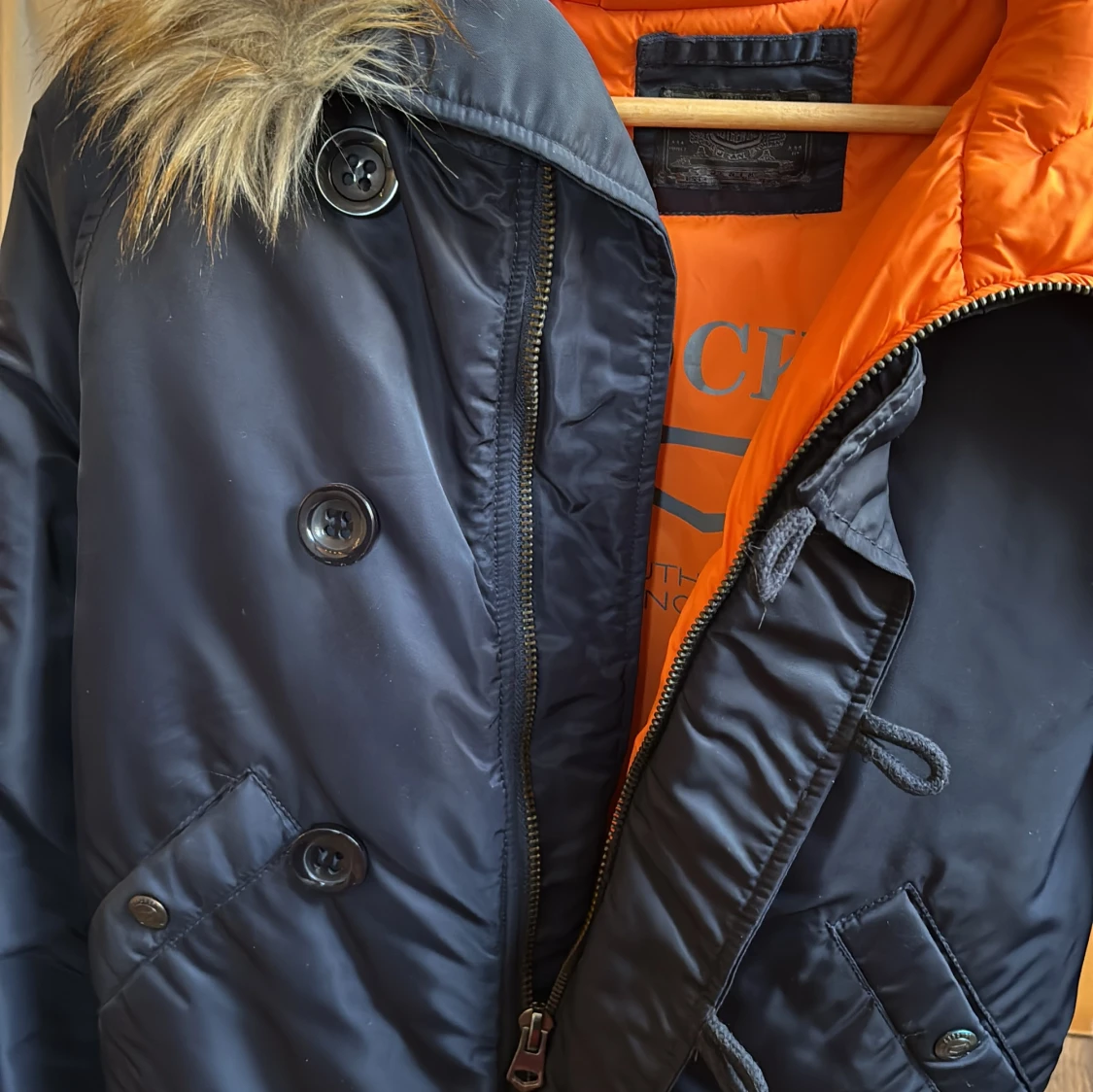 Svart bomberjacka med pälsdetaljer - 3