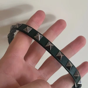 Valentino armband - Valentino armband i en eftertraktad mörkgrön färg | Nypris ~3000kr | Vårt pris 1299kr | Skick 7/10 | Inget og ingår | Hör gärna av dig om du har några frågor! Mvh ResellGarms