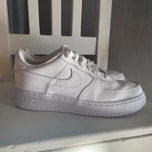 Vita Nike Air Force sneakers - Säljer ett par klassiska vita Nike Air Force sneakers. Endast använda 1 gång! Köpte dom för 1500kr
