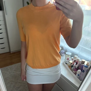 T-shirt orange - Säljer en orange t-shirt från Lindex, aldrig använts, väldigt fin färg till sommaren + tunnt material som funkar perfekt i varmare väder💓💓