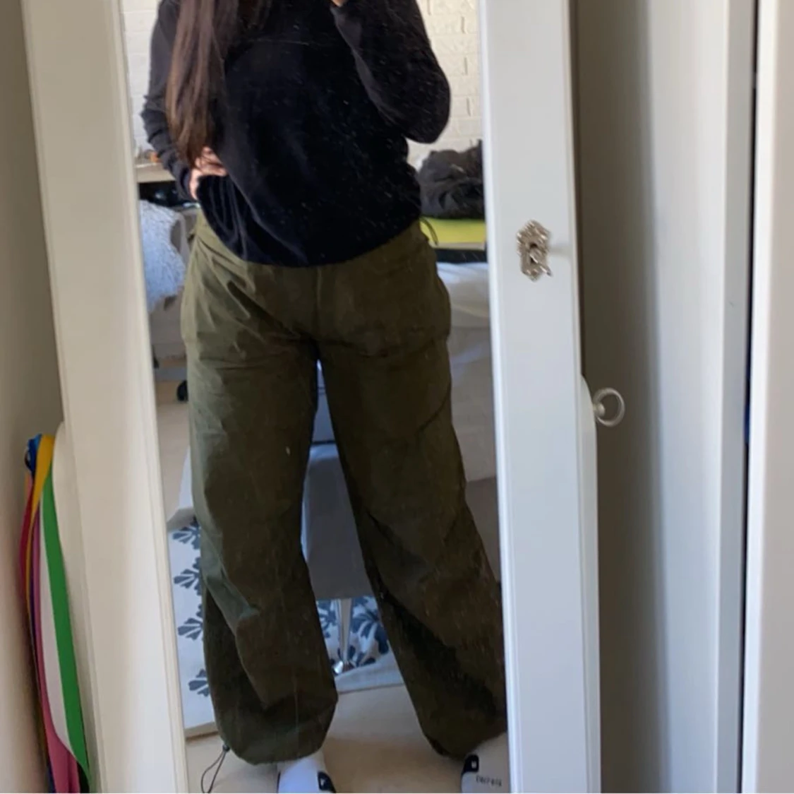 Olivgröna parachute byxor från Pull&Bear