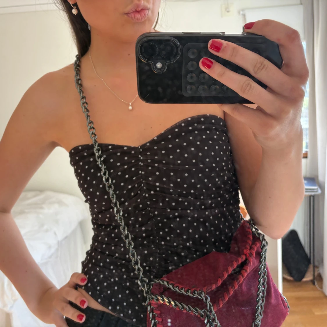 Röd axelväska med kedjedetaljer - 3