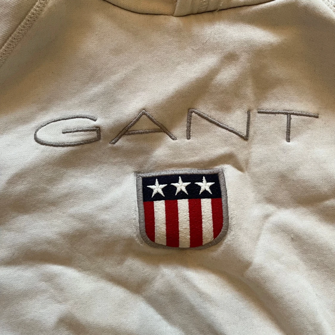 Vit hoodie från GANT - 1