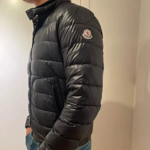 Moncler Acorus Jacka - Riktigt fet Moncler ”Acorus” jacka i storlek 2/S. Perfekt vårjacka som passar till alla bravader. Köpt på Haiendo, digitalt kvitto medföljer, samt äkthetscerfifikat. Priset är inte hugget i sten vid snabbt köp👍
