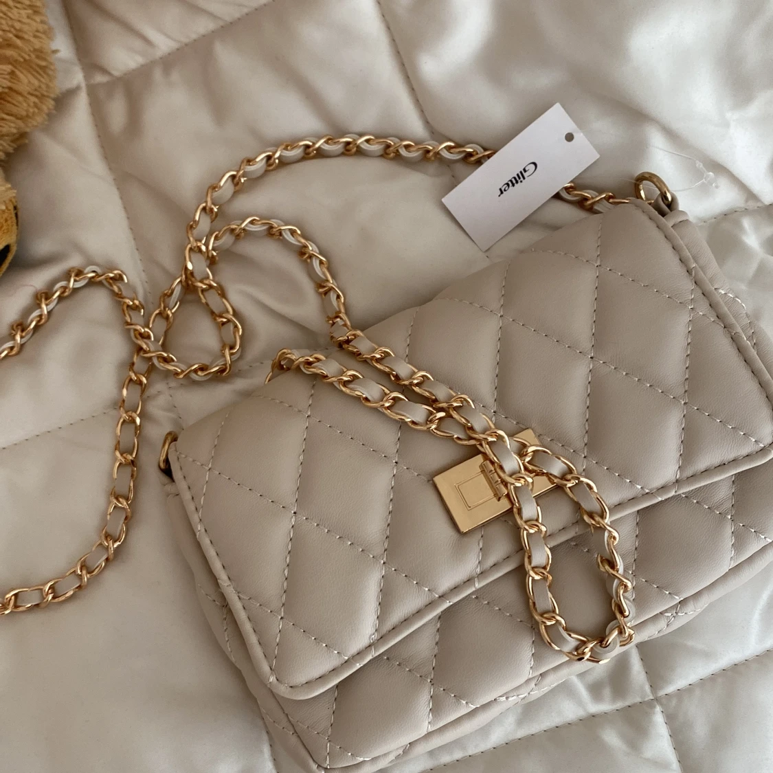Beige quiltad axelväska med guldkedja