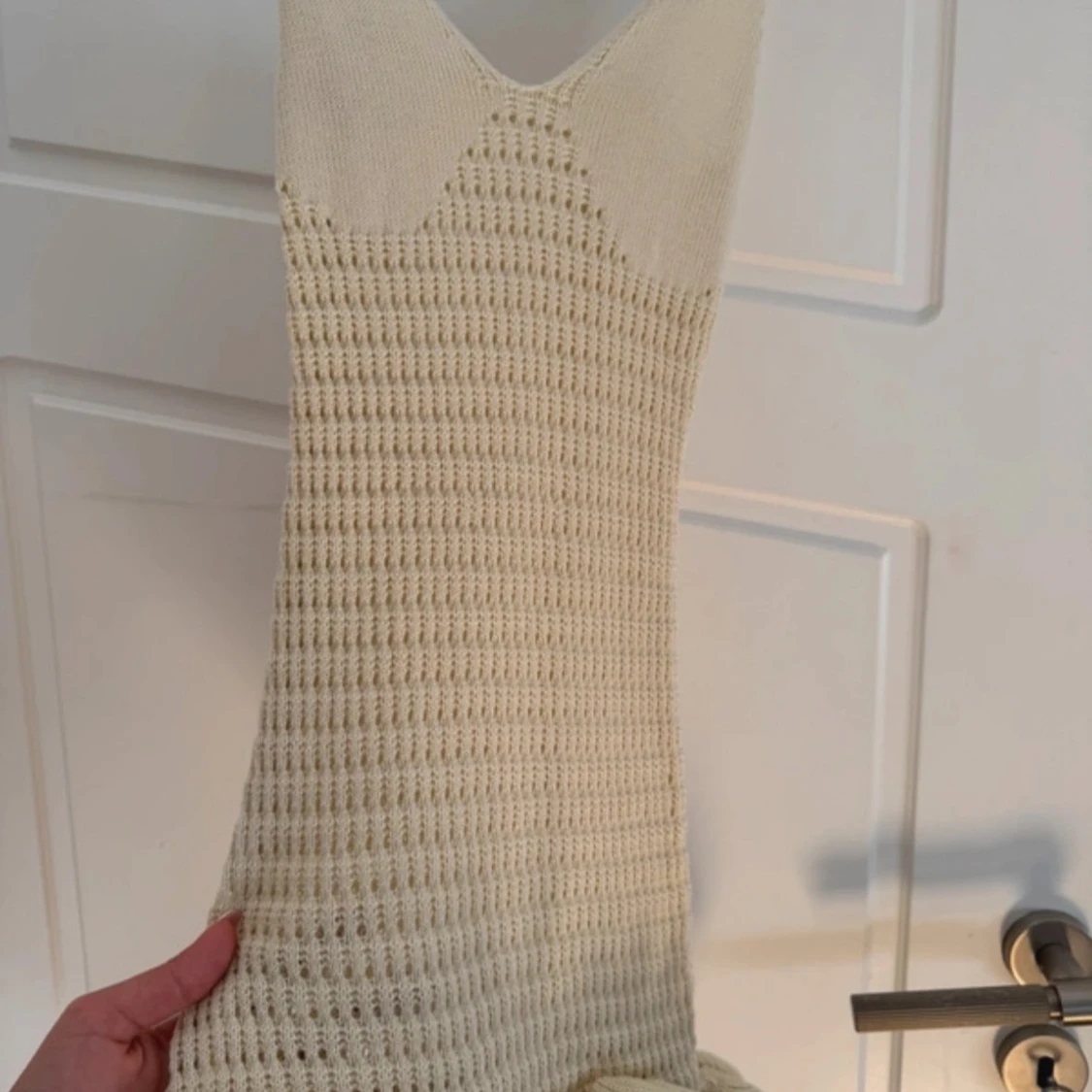 Beige/vit virkad klänning med volangdetalj - 1