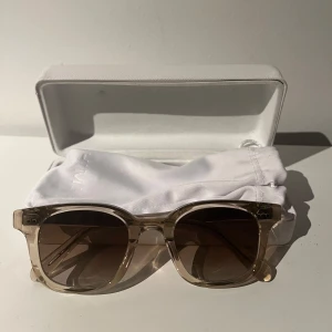 CHIMI 02 ECRU -  CHIMI 02 ECRU i toppskick. Låda och påse ingår. Nypris ligger på 1400                                          