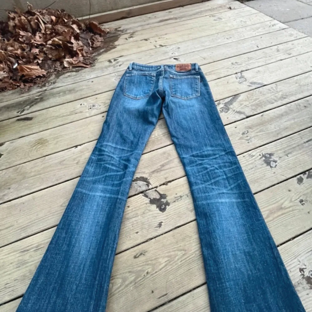 Snygga blå bootcut jeans med klassisk femficksdesign. Jeansen har en lätt tvättad look och är perfekta för en avslappnad stil. De har en knapp och dragkedja framtill. Jag är osäker på märket. Inte mina bilder! Köpte på Vinted men var för små.. Farkut & Housut.