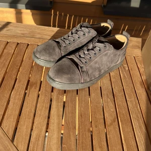 Feta Christian Louboutin - ‼️Ett par riktigt feta Louboutin i storlek 43 men sitter upp till 44‼️I färgen grå. ⚠️Box, kvitto och påse ingår ⚠️Vid några frågor skriv 💬 Kan överlämnas i Stockholm ‼️Pris kan diskuteras vid snabbt köp💰Dem är i bra skick lite slitningar men inget man ser✅