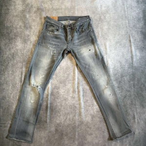 Dondup George  - Säljer nu ett par riktigt snygga jeans från dondup i modellen George. Skicket är som nytt. Hör av dig vid fler frågor och funderingar!!