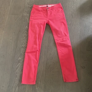 Vintage Rosa byxor från esprit - Snygga vintage rosa byxor från esprit med normal passform. Byxorna har fem fickor och knappar i silverfärg. Perfekta för en färgglad stil. Så snygga❤️