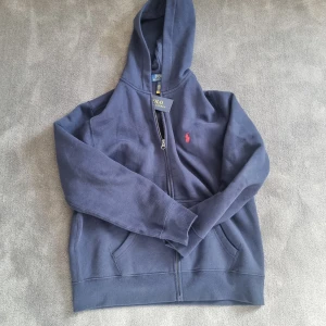 Ny ralph lauren hoodie  - Ny raffe hoodie,nypris 1200.Tag kvar.pris kan diskuteras.skickas oftast inom 24h🚚. Kom dm för frågor eller nåt annat,passar dig som är 160-170