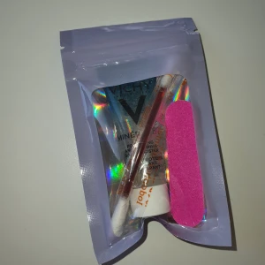 Hudvårds kit - Kit innehållande Vichy Mineral 89 Booster i en praktisk tub. Perfekt för att återfukta och stärka huden dagligen. Inkluderar även en rosa nagelfil och en desinfiktuons bomullspinne för enkel vård av sår. 