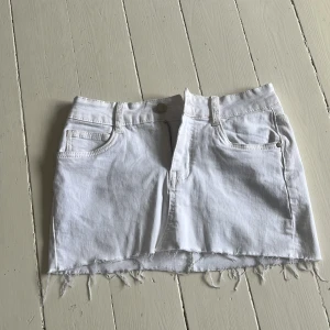 Vit jeanskjol - Säljer en assnygg jeanskjol som är oanvänd