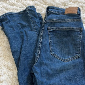 Jeans - Mellan blå jeans med lite bootcut/utsvängd längst ned💕