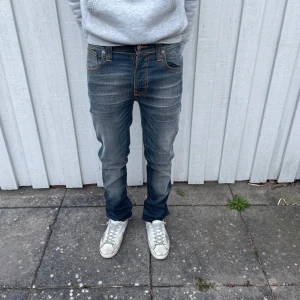 Nudie Jeans (helt nya) - Nudie jeans - Modell: Thin Finn - Storlek: W30/L32 - skick: 10/10(helt nya utan tags) - Nypris runt 2000kr. Finns det frågor så är de bara att fråga på!