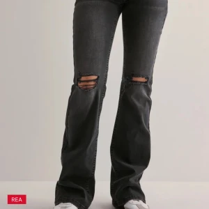 Svarta bootcut jeans med slitningar - Säljer dessa assnygga jeans från Nelly som är så populära just nu❣️ använda max 3ggr🥰köpta för 700 men säljer för 600💓 skriv vid frågor