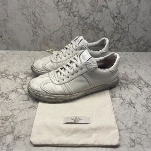 Valentino Flycrew (Öppen för byten) - Feta Valentio Flycrews i slitet skick, som visas enligt bilderna, 12/22 nitar kvar. Perfekta som festskor och till vår/sommar. Storlek 41, passar upp till 42,5. Öppen för byten. 