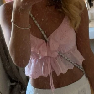 Rosa broderad topp från Zara - Super söt topp från Zara i storlek S! Fint skick utan några defekter💞
