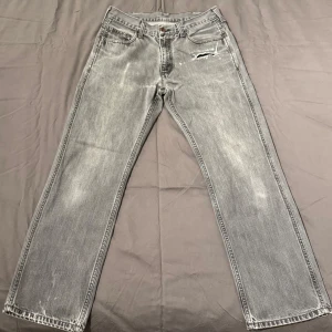 Gråa jeans från Carhartt - Snygga grå jeansbyxor från Carhartt med en klassisk straight passform. Riktigt snygga men tyvärr blivit lite små på mig. Storlek: EU-40. Midjemått: 84cm