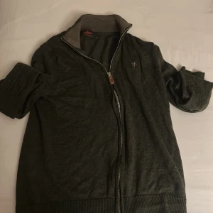 Merinoull Morris Zip - Säljer en stilren mörkgrå kofta från Morris i 100% merinoull. Koftan är knappt använd använder den ej eftersom den är för liten för mig ock den har bara legat hemma använd 3 gånger ny pris 2199 köpt från johnells väldigt populär tröja priset ej i hugget hör av er! Tröjan kan passa XS ock S.