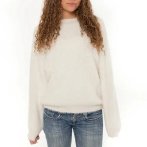 Vit fluffig tröja - Fin vit tröja från nitted, använd fåtal gånger