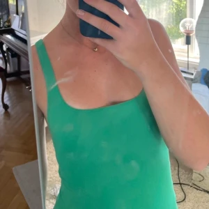 Grön midiklänning  - Jag säljer denna snygga gröna midiklänning från zara med en tight passform (sista bild ej rätt färg) . Perfekt till sommaren! Använts fåtal gånger, så den är i bra skick!💚 skriv om fler bilder önskas!  Passar mig som har S och är cirka 170cm. 